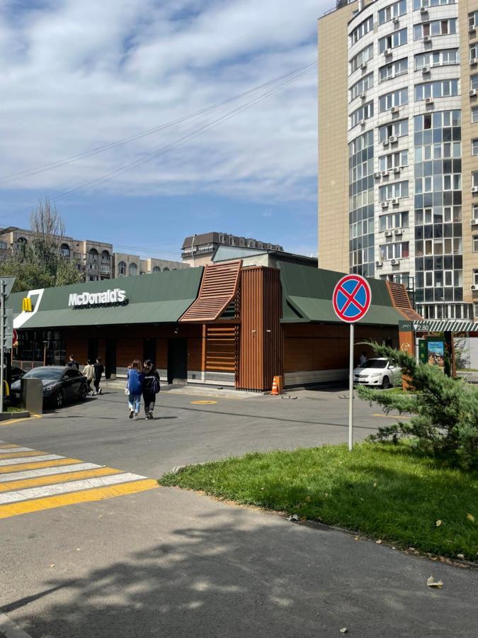 Уютная Квартира В Самом Сердце Алматы Almaty Exterior foto